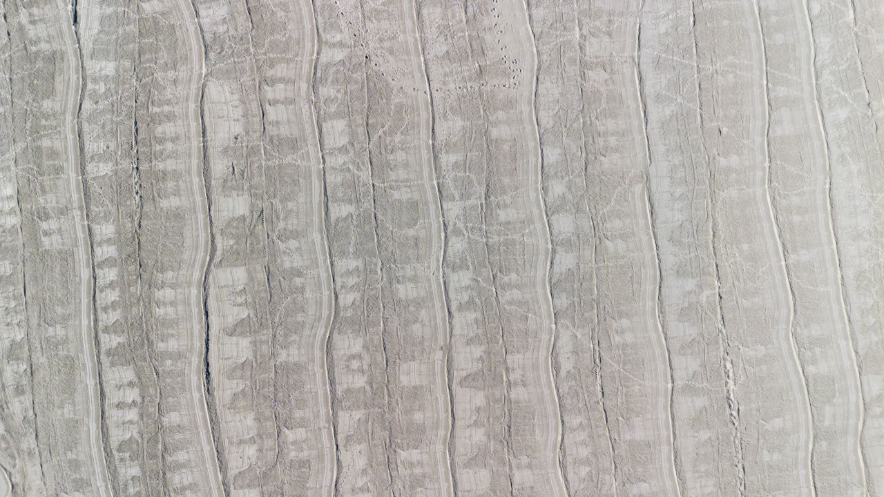 Ostia, al via la vagliatura delle spiagge: forme e colori dall''alto